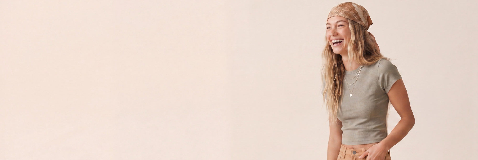 FashionJONN homepagebanner met model in beige en groene tinten